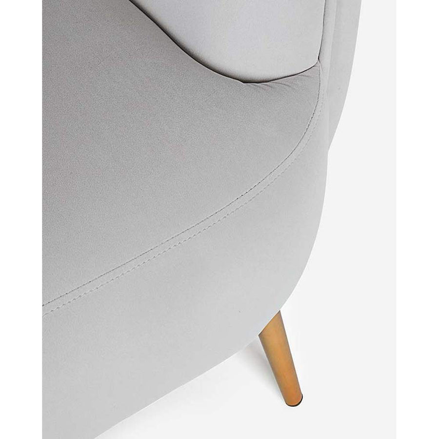 Skandináv stílusú, halványszürke színű bársonnyal kárpitozott fotel, arany színű fém lábakkal. ülés részlete.