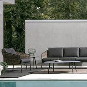 Sötétszürke színű kerti ülőgarnitúra, modern teraszon.