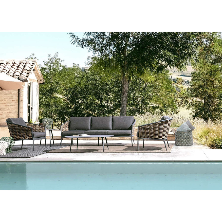 Sötétszürke színű kerti ülőgarnitúra, modern teraszon.