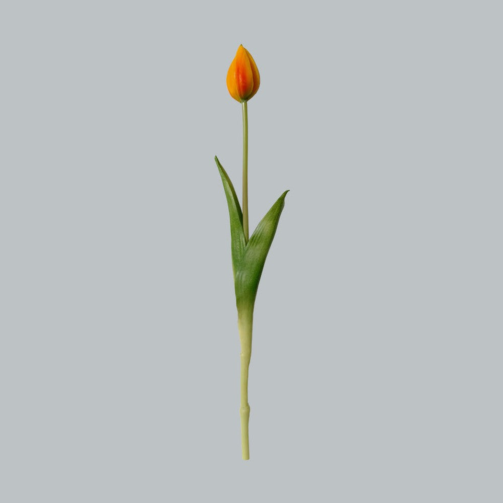 Élethű megjelenésű, narancssárga színű bimbós tulipán művirág