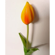 Élethű megjelenésű, narancssárga színű bimbós tulipán művirág