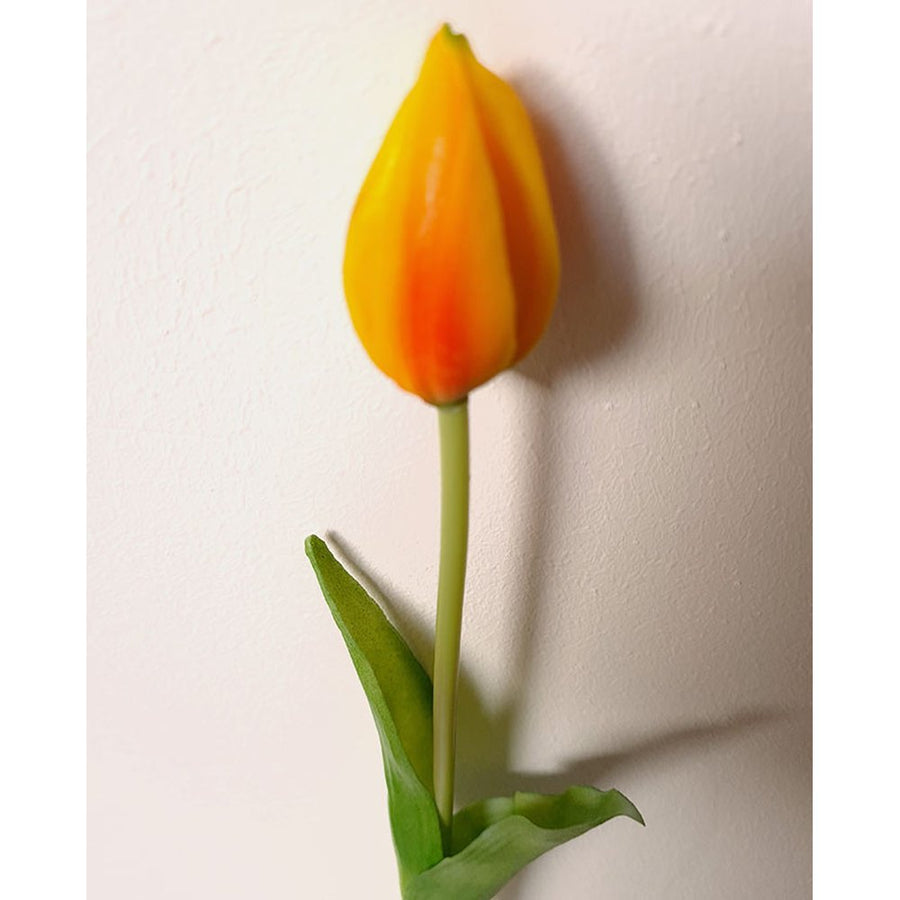 Élethű megjelenésű, narancssárga színű bimbós tulipán művirág