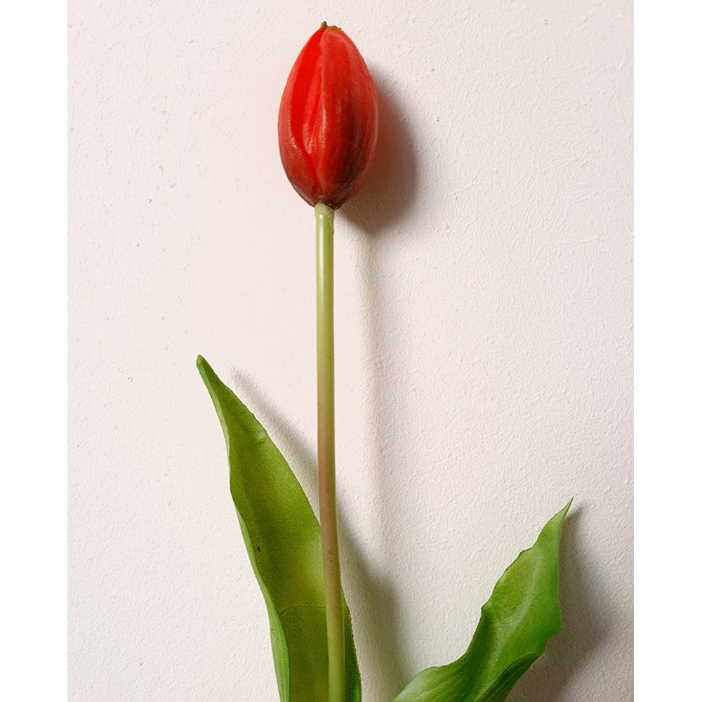 Élethű megjelenésű, piros színű bimbós tulipán művirág