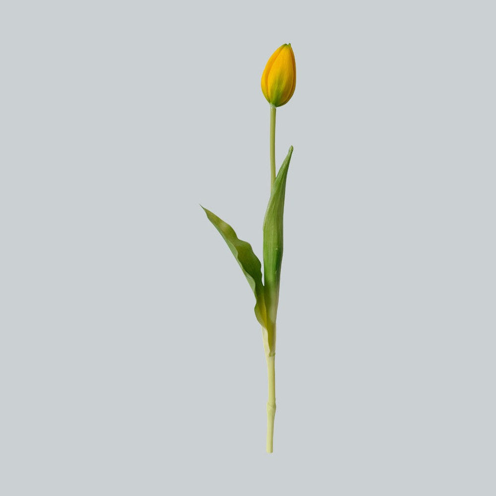 Élethű megjelenésű, sárga színű bimbós tulipán művirág