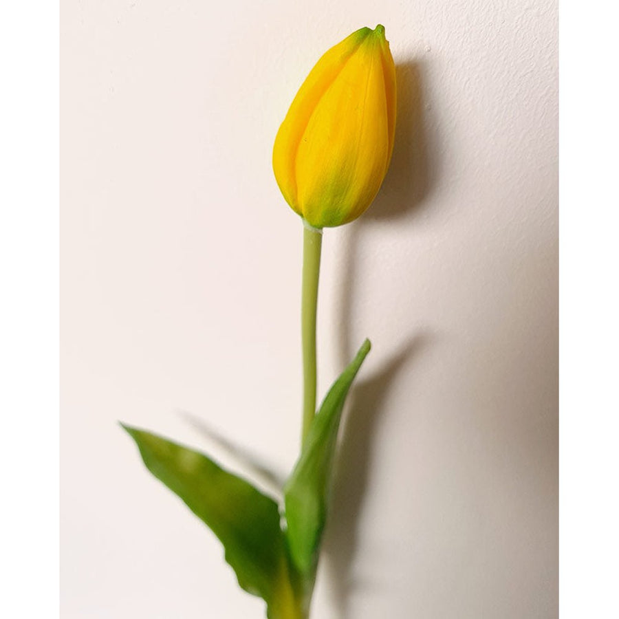 Élethű megjelenésű, sárga színű bimbós tulipán művirág