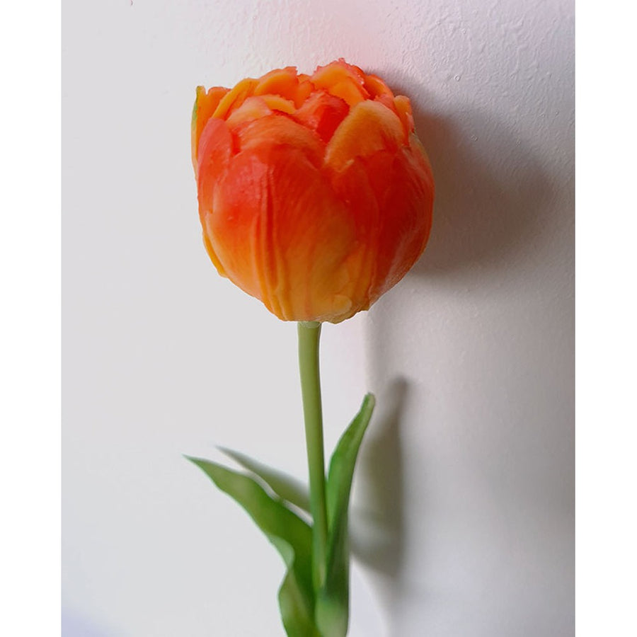 Élethű megjelenésű, narancssárga színű nyílt virágú tulipán művirág