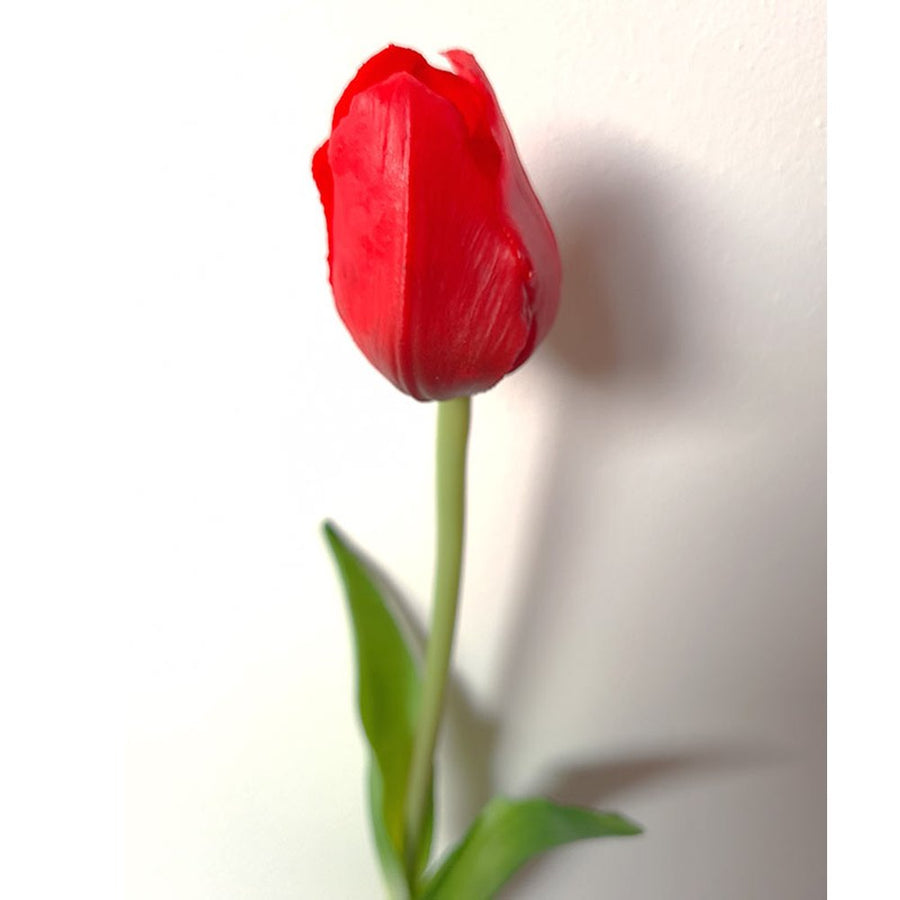 Élethű megjelenésű, piros színű szálas művirág tulipán