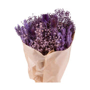 Natúr színű papírba csomagolt, 30 cm átmérőjű és 50 cm magas, vegyes kialakítású lila színű szárított gyógynövénycsokor