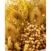 Natúr színű papírba csomagolt, 30 cm átmérőjű és 50 cm magas, vegyes kialakítású sárga színű szárított gyógynövénycsokor