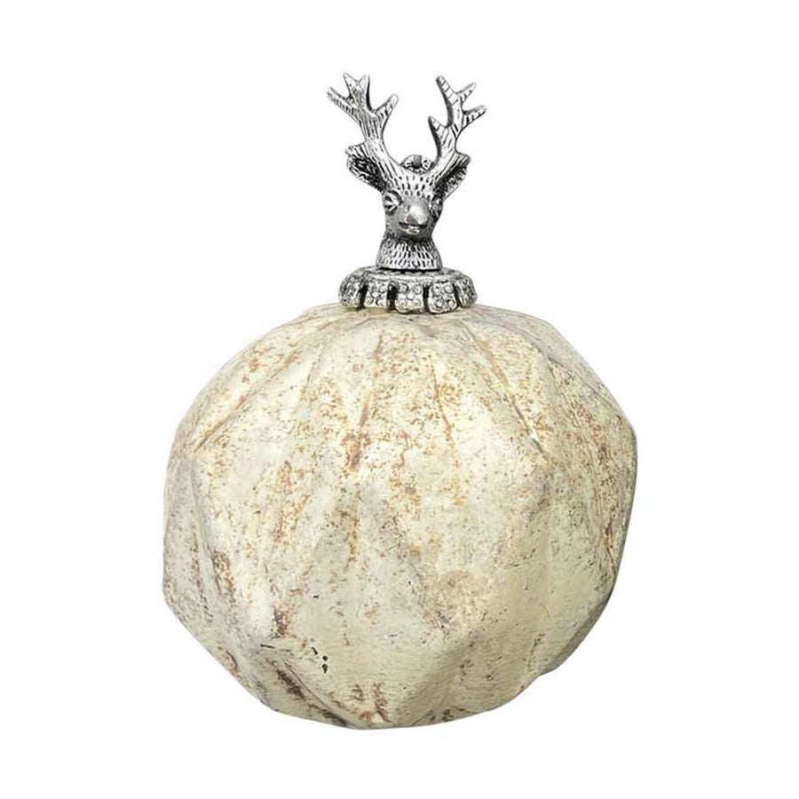Vintage stílusú, 10 cm átmérőjű, fém szarvasfejes foglalattal díszített, rusztikus, patinás felületű, antikolt bézs színű, gömb formájú, bordázott üvegből készült kézműves karácsonyfadísz.