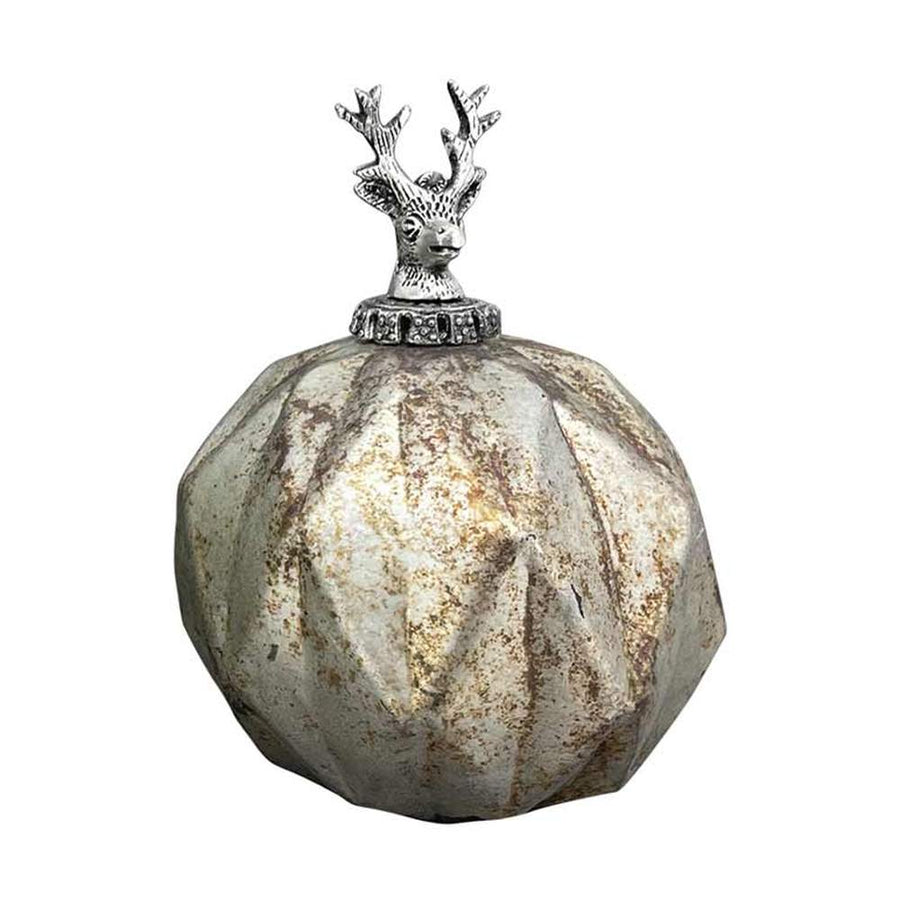 Vintage stílusú, 10 cm átmérőjű, fém szarvasfejes foglalattal díszített, rusztikus, patinás felületű, antikolt ezüstszínű, gömb formájú, bordázott üvegből készült kézműves karácsonyfadísz.