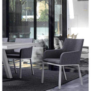 Modern kortárs stílusú, szürke színű, időjárás álló szövettel kárpitozott kerti karosszék modern teraszon.