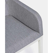 Modern kortárs stílusú, szürke színű, időjárás álló szövettel kárpitozott kerti karosszék.