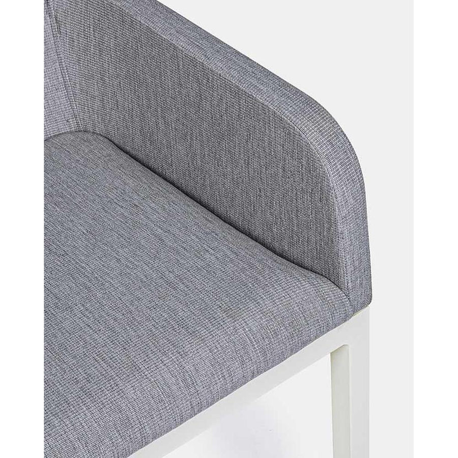 Modern kortárs stílusú, szürke színű, időjárás álló szövettel kárpitozott kerti karosszék.