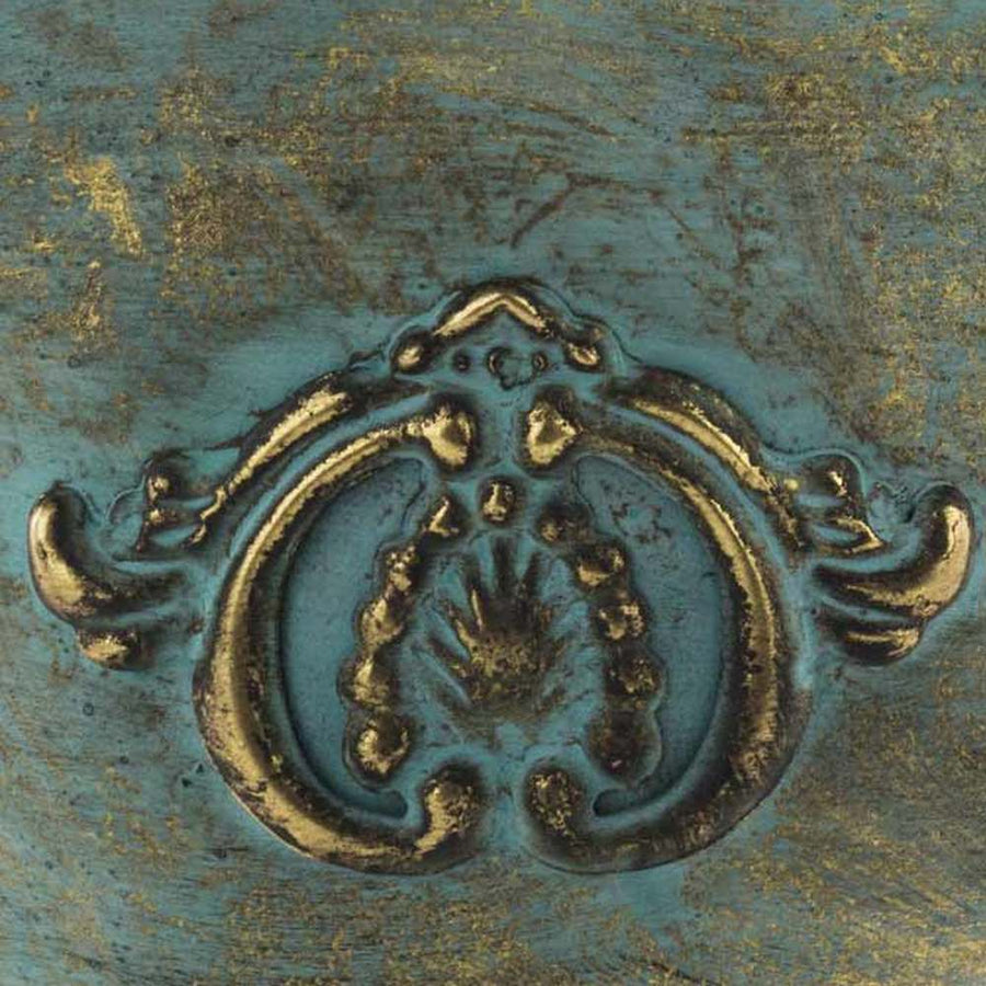 Patinás óarany színű, 26 cm magas, dombormintával díszített talpas fémkaspó