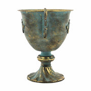 Patinás óarany színű, dombormintával díszített talpas fémkaspó.