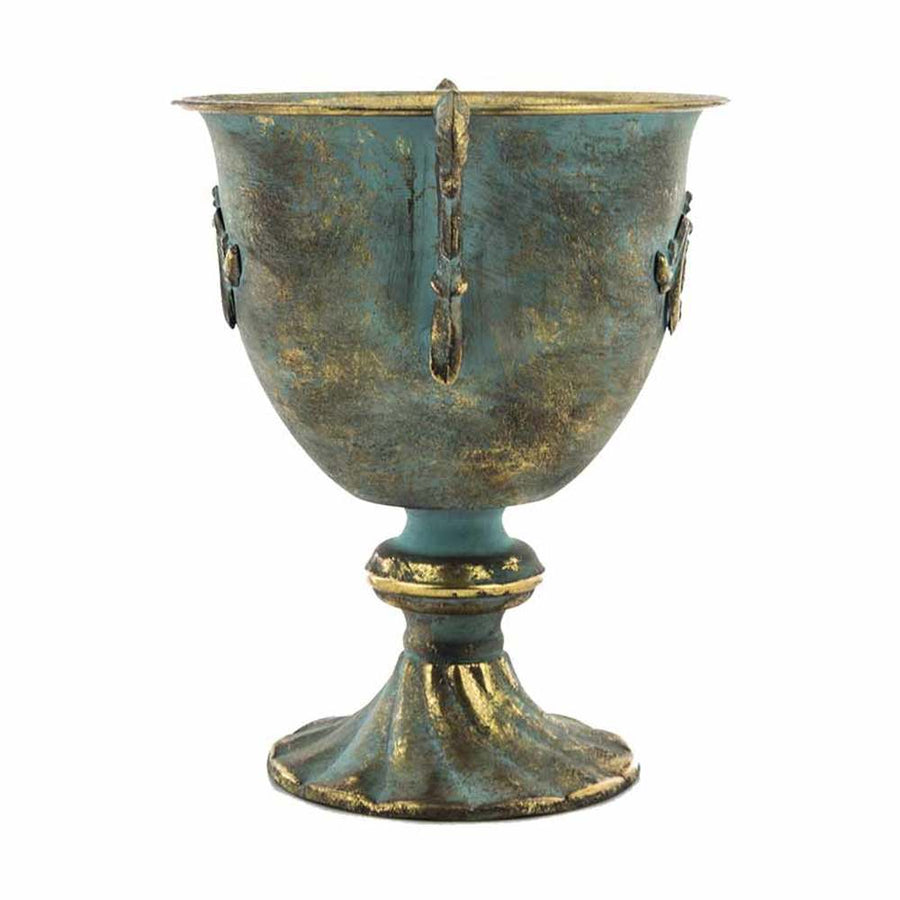 Patinás óarany színű, dombormintával díszített talpas fémkaspó.