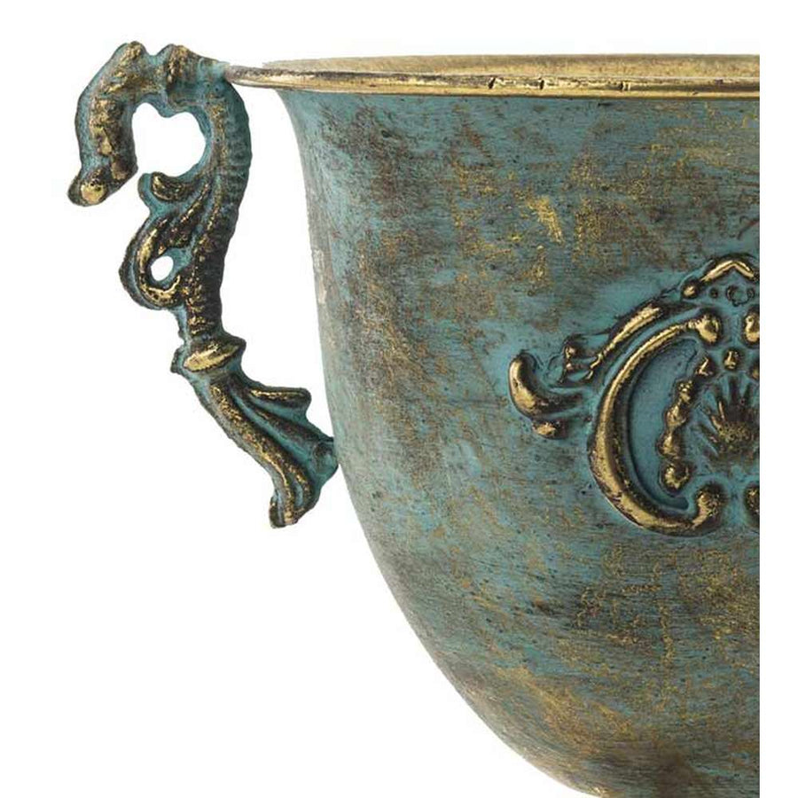 Patinás óarany színű, dombormintával díszített talpas fémkaspó.