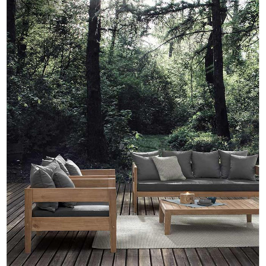 Prémium kategóriás, kortárs keleti stílusú, 90 cm hosszú és 90 cm széles teakfa fotel sötétszürke UV álló párnákkal  őserdőben kanapéval és asztallal 