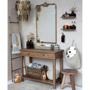 Tropical, illetve modern Art Deco stílusú függeszték lámpa, antikolt réz színű, áttört mintázatú fém levelekkel, enteriőrben tükörrel és bútorokkal 