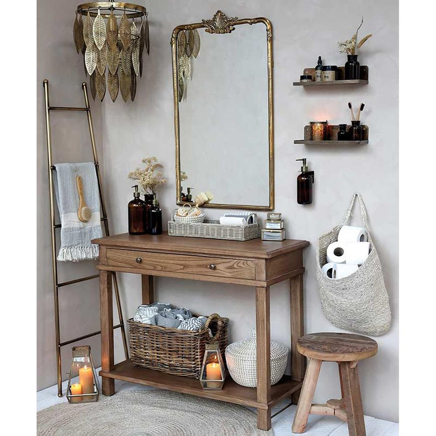 Tropical, illetve modern Art Deco stílusú függeszték lámpa, antikolt réz színű, áttört mintázatú fém levelekkel, enteriőrben tükörrel és bútorokkal 