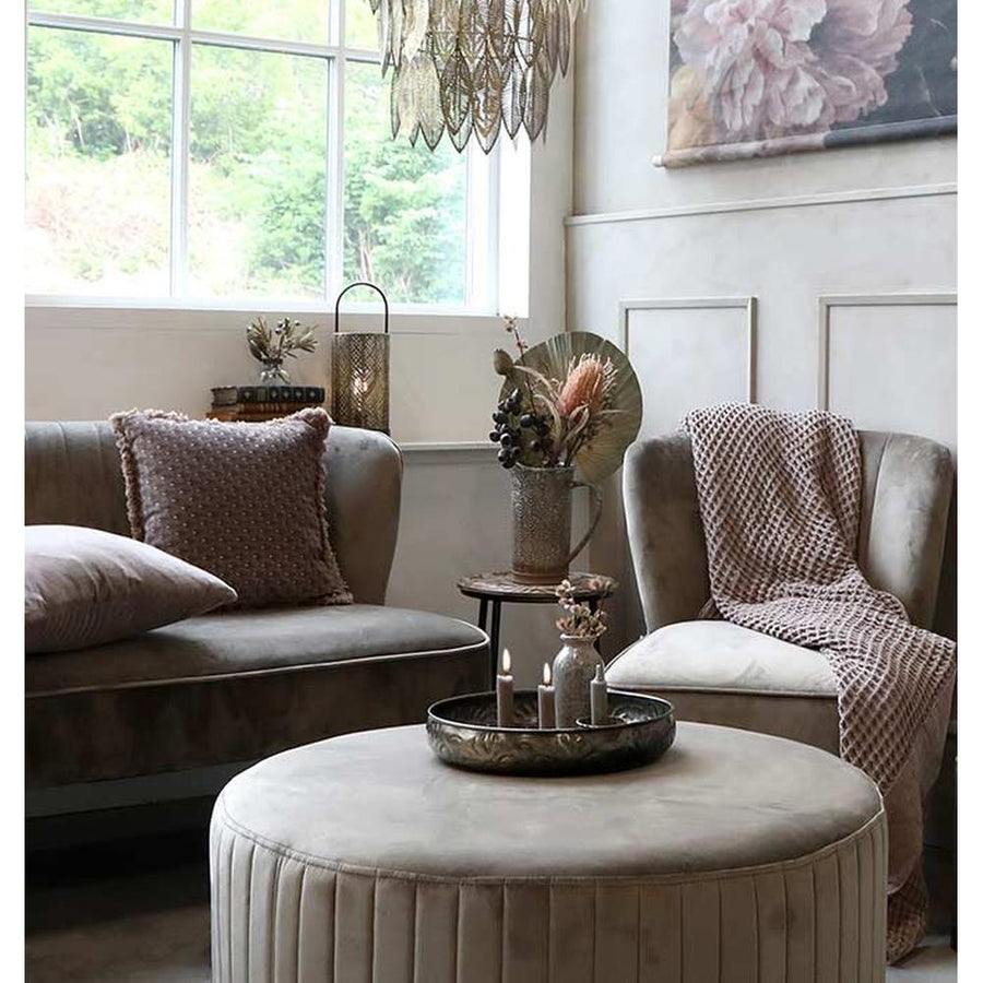 Tropical, illetve modern Art Deco stílusú függeszték lámpa, antikolt réz színű, áttört mintázatú fém levelekkel enteriőrben bútokkal