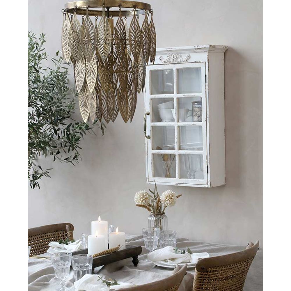 Tropical, illetve modern Art Deco stílusú függeszték lámpa, antikolt réz színű, áttört mintázatú fém levelekkel enteriőrben bútokkal