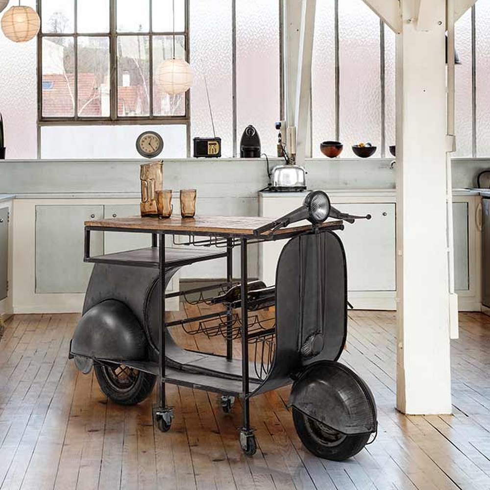 Vespa motor formájú bárpult konzol egy hangulatos vintage szoba közepén.
