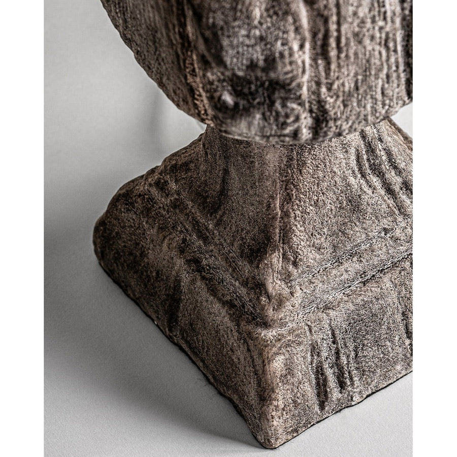 Provanszi stílusú műgyantából készült, fahatású, antikolt szürke színű asztali lámpa jutavászon lápaernyővel.