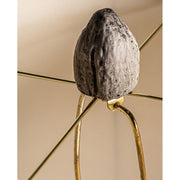 Provanszi stílusú műgyantából készült, fahatású, antikolt szürke színű asztali lámpa jutavászon lápaernyővel.