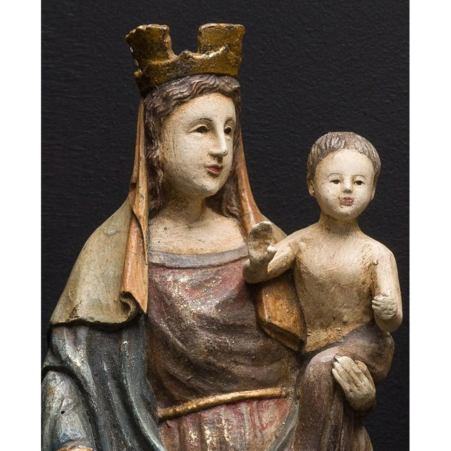 Vigasztaló Szűzanyát ábrázoló figura.