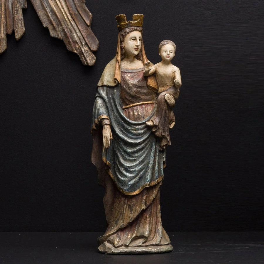 Vigasztaló Szűzanyát ábrázoló figura.