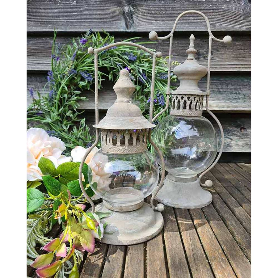 2 db vintage stílusú viharlámpa deszkaasztalon, levendula koszorúval 