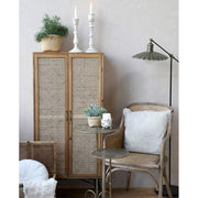 Vintage stílusú állólámpa, antikolt réz színű fém lámpabúrával, enteriőrbe helyezve,, rattan bútorokkal