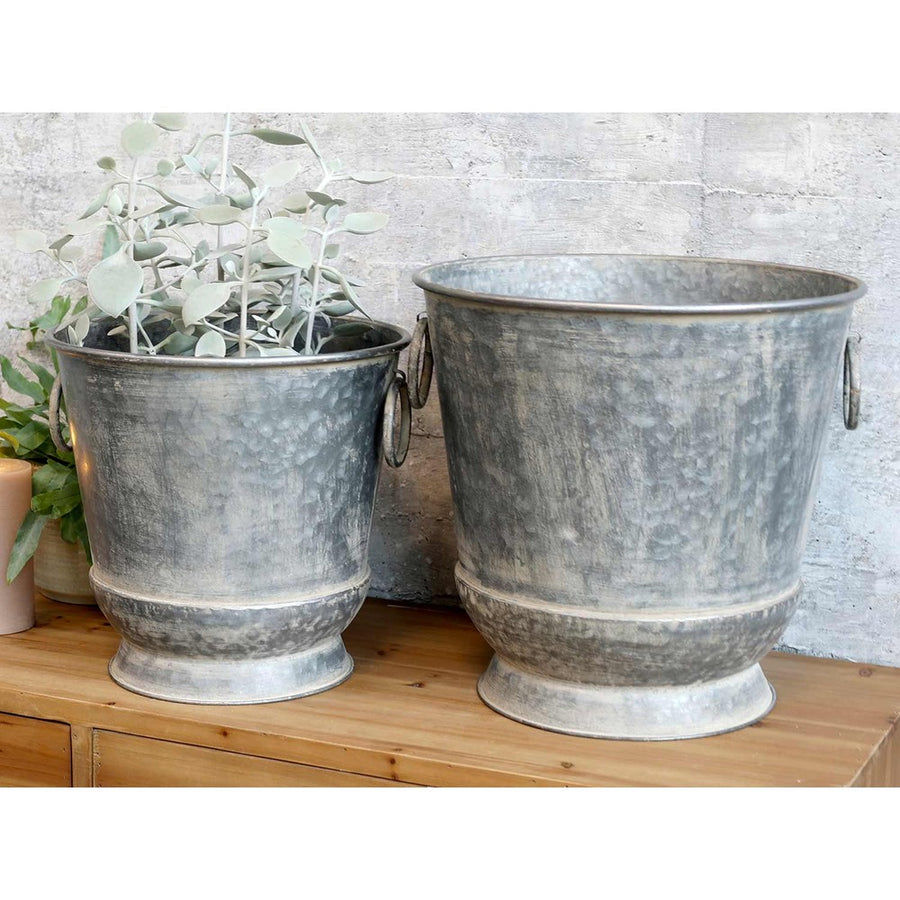 Vintage bádog kaspó szett konzolasztalon, eukaliptusz növénnyel.