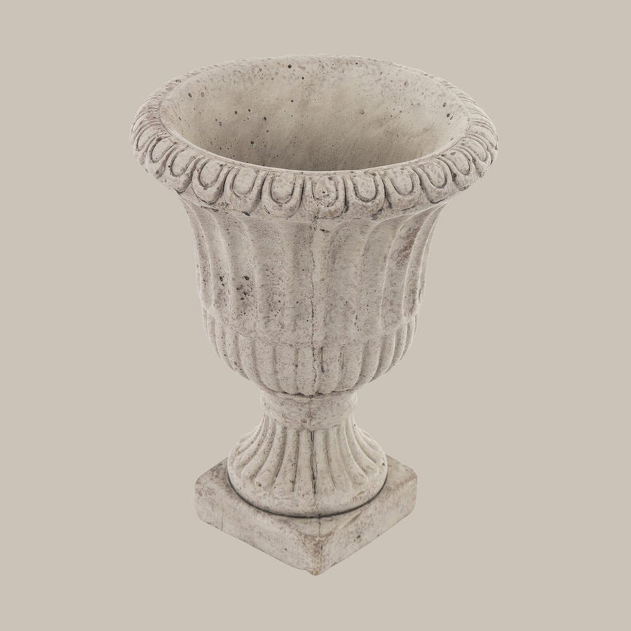 Antikolt felületű, szürke színű talpas cement kaspó.