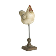 Vintage stílusú, dekoratív rusztikus megjelenésű 31 cm magas, műgyantából készült tyúk figura fa talapzaton