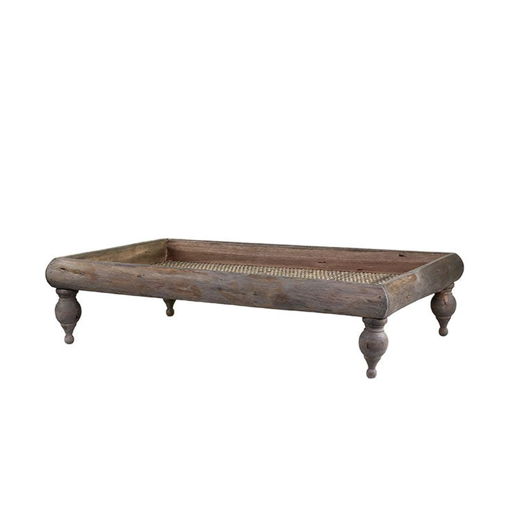 Vintage stílusú, autentikus megjelenésű, 58 cm hosszú, rattan borítású, lábakon álló peremes fa tálca 
