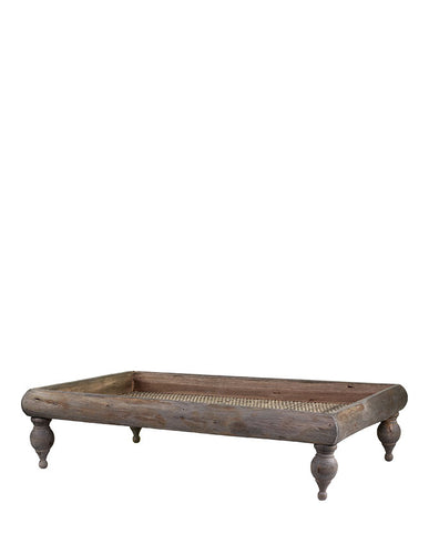 Vintage stílusú, autentikus megjelenésű, 58 cm hosszú, rattan borítású, lábakon álló peremes fa tálca 