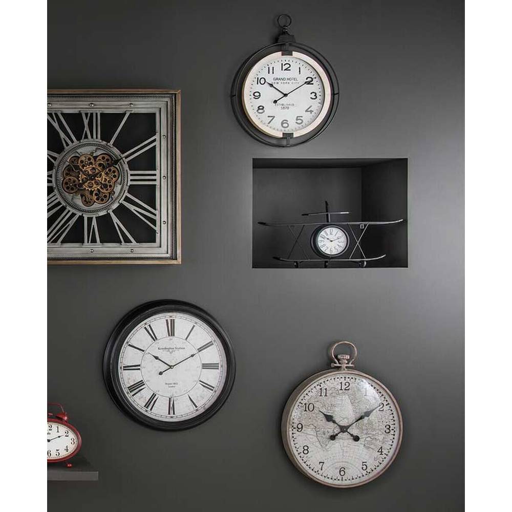 Nagyméretű, 55 cm átmérőjű és 67,5 cm magas, antik bronz színű vasabronccsal keretezett, világtérképes számlapú, domború polikarbonát üvegű, vintage stílusú falióra
