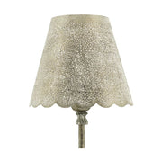 Vintage stílusú, 60,5 cm magas, antikolt felületű asztali lámpa áttört csipke mintázatú fém lámpaernyővel