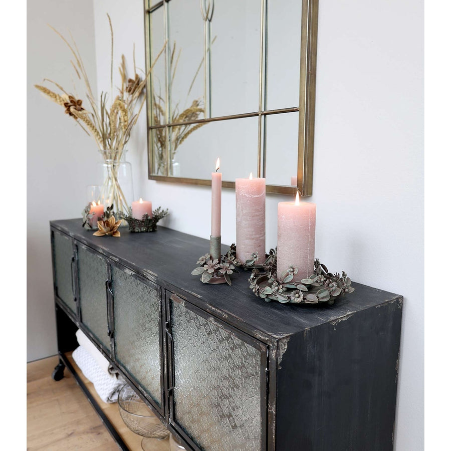 Vintage stílusú, antikolt felületű, fém virágokkal és levelekkel díszített antik réz színű gyertyatartó tálca.