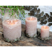 Vintage stílusú, antikolt felületű, fém virágokkal és levelekkel díszített antik réz színű gyertyatartó tálca.