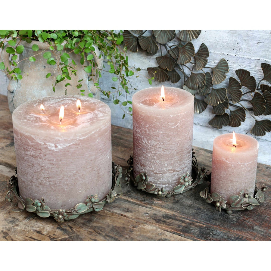 Vintage stílusú, antikolt felületű, fém virágokkal és levelekkel díszített antik réz színű gyertyatartó tálca.