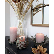 Vintage stílusú, antikolt felületű, fém virágokkal és levelekkel díszített antik réz színű gyertyatartó tálca