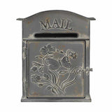 Vintage stílusú, fémből készült, lepkés és növényi dombormintával díszített, "Mail" feliratú antikolt szürke színű postaláda 