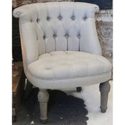 Francia stílusú vintage fotel masszív tölgyfa lábakkal, ekrü színű, gombbehúzásos technikával díszített tűzálló pamutvászon kárpittal nappaliban 