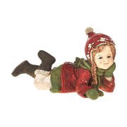 Vintage stílusú, 19,5 cm hosszú, tradicionális megjelenésű, karácsonyi téli sapkás kislány sállal a nyakában