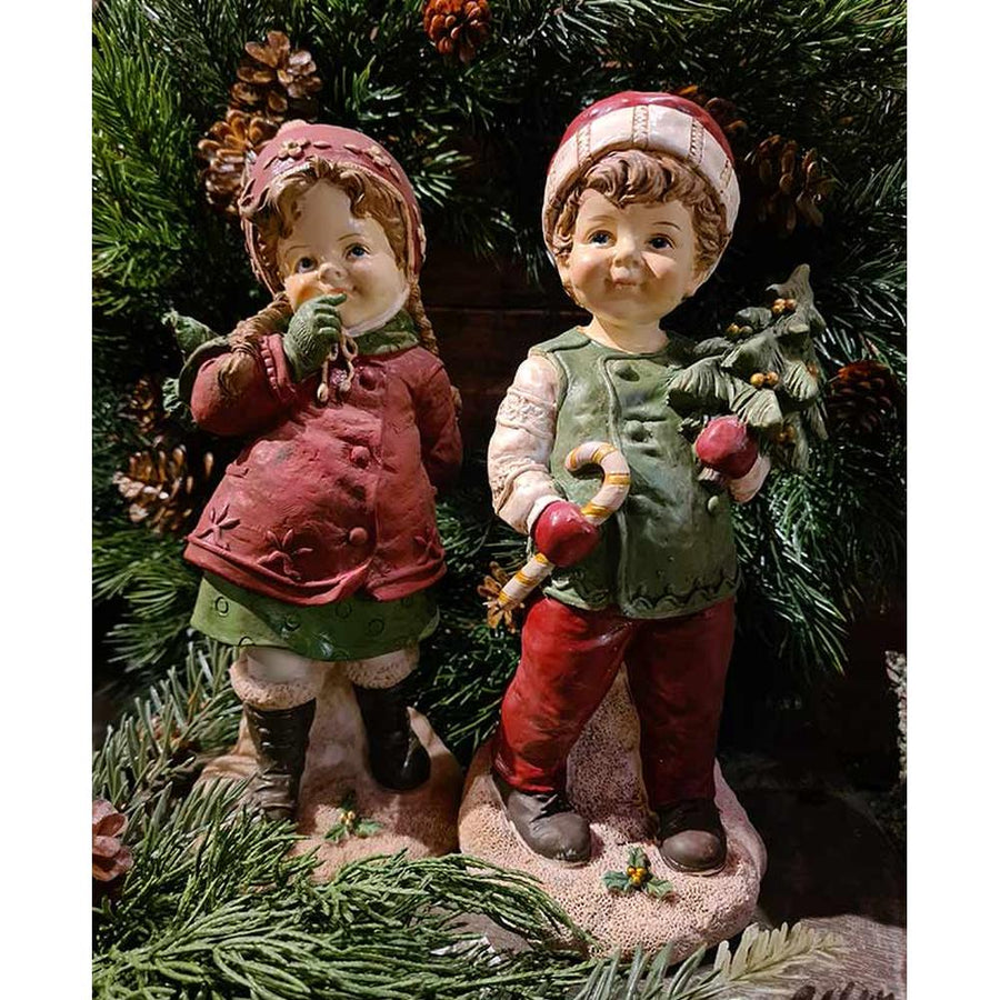 Vintage karácsonyi kislány és kisfiú zöld fenyőfa előtt