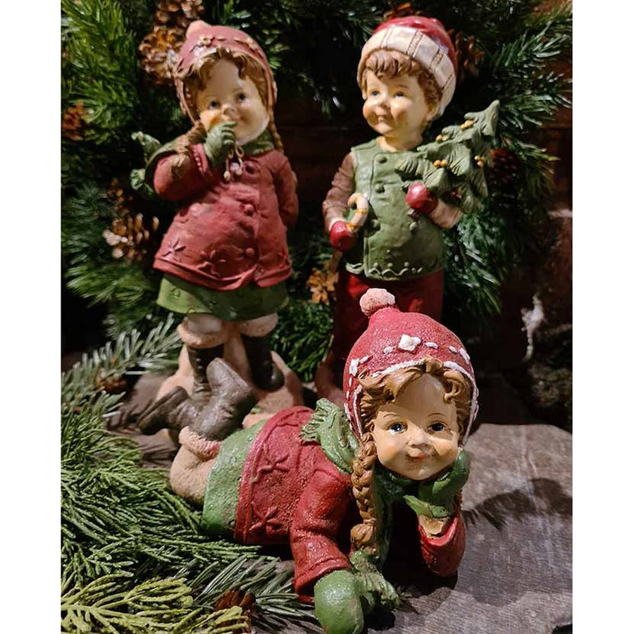 Vintage karácsonyi kislány és kisfiú zöld fenyőfa előtt